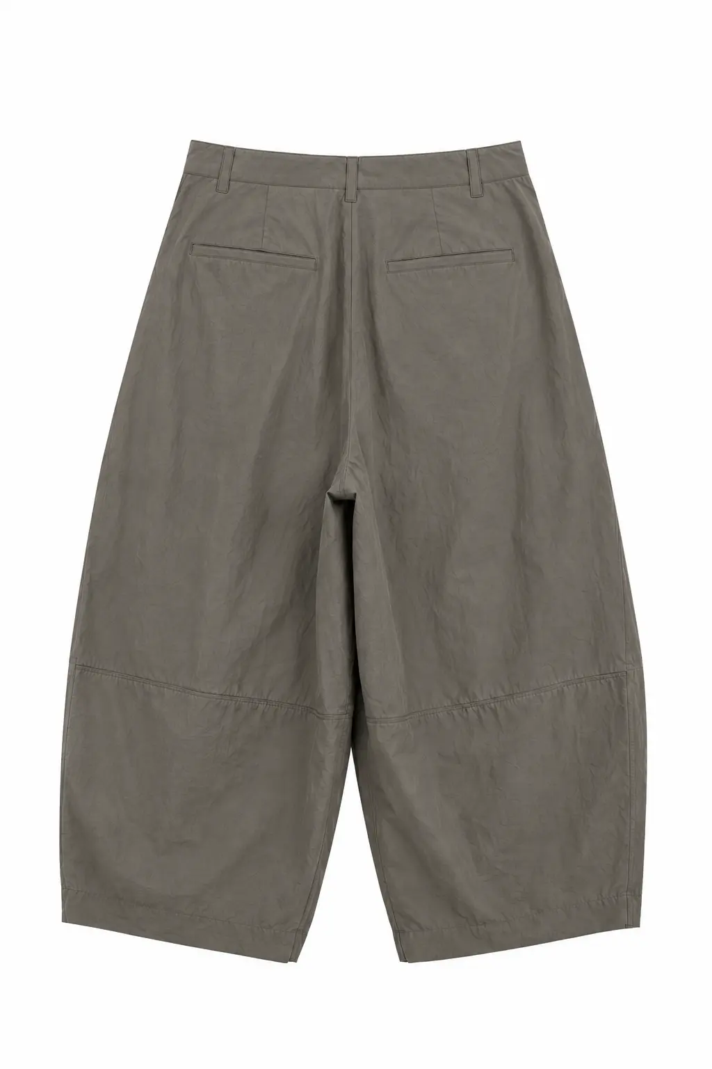 Elvarn Studio Rivo Tech Pleat Trouser i Sage Stone med bred pasform, dybe frontlæg og teknisk krøllet overflade.