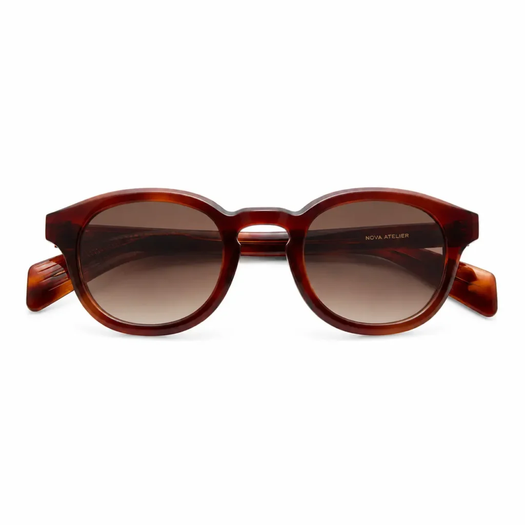 Nova Atelier Veyronne solbriller i amber tortoise set forfra med runde brune glas