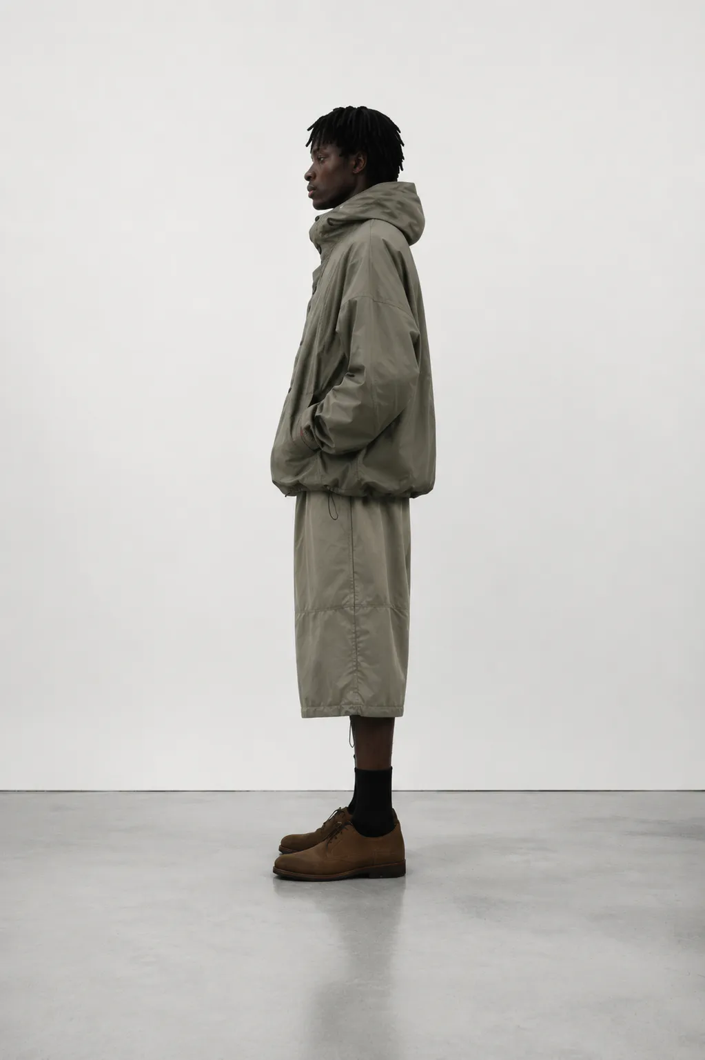 Orren Vale Mistral Hooded Jacket i olivengrøn set fra siden på model