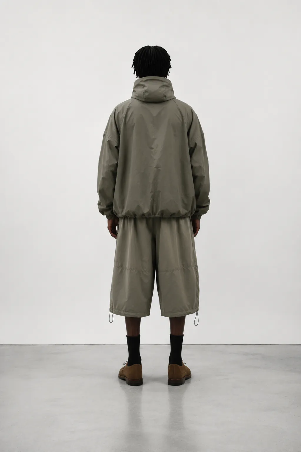 Orren Vale Mistral Hooded Jacket i olivengrøn set bagfra på model