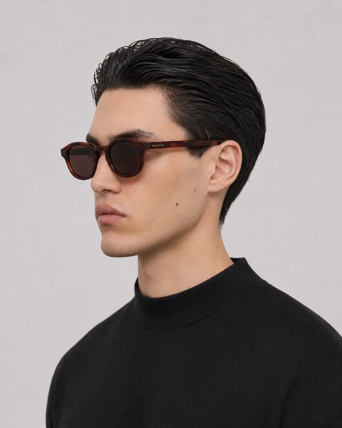Model iført Nova Atelier Veyronne solbriller i amber tortoise set fra siden med brune tonede glas og sort styling