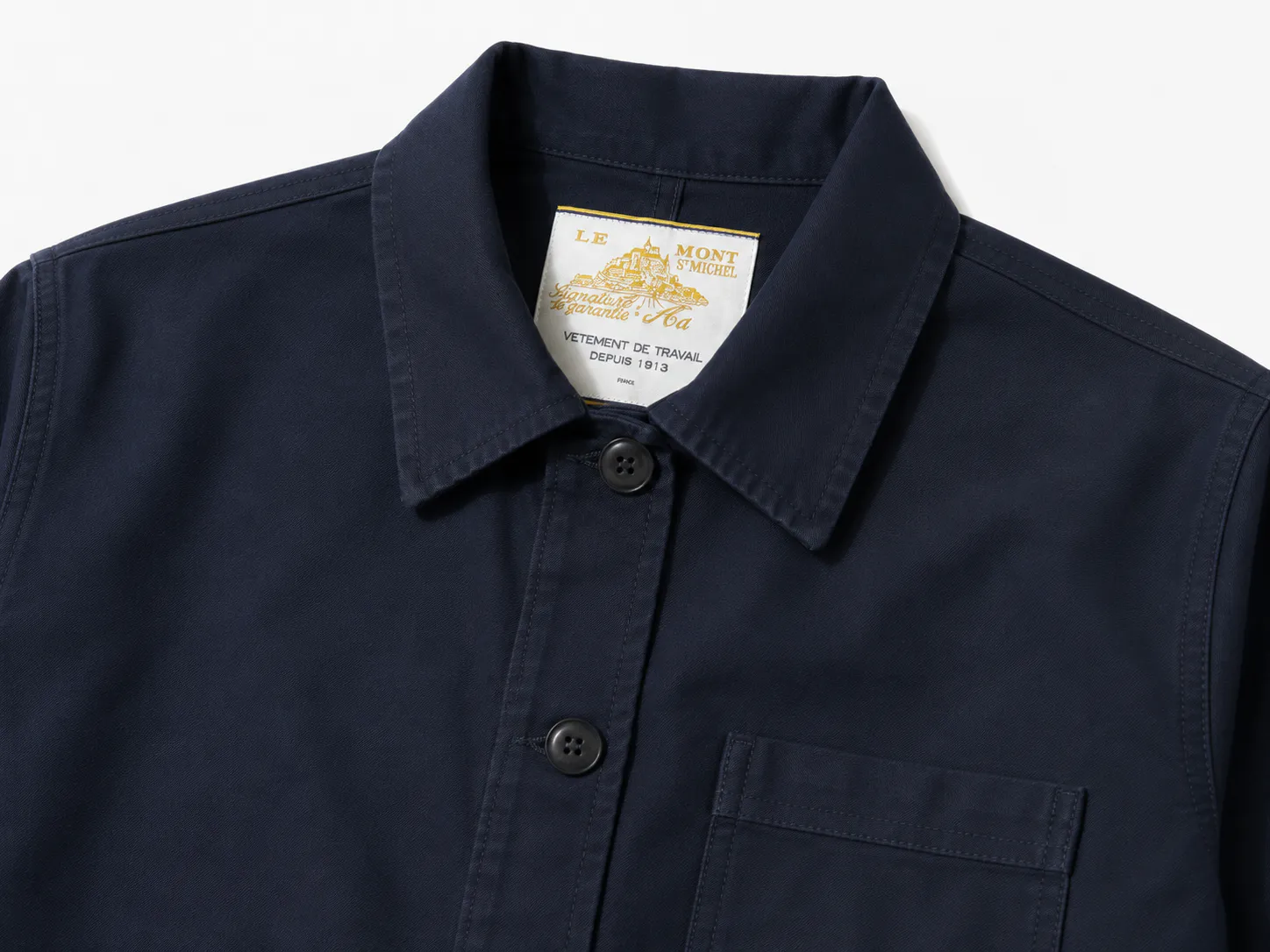 Detaljebillede af Forvay Studio Marlo Work Jacket i Midnight Navy med klassisk krave, knaplukning og brystlomme.