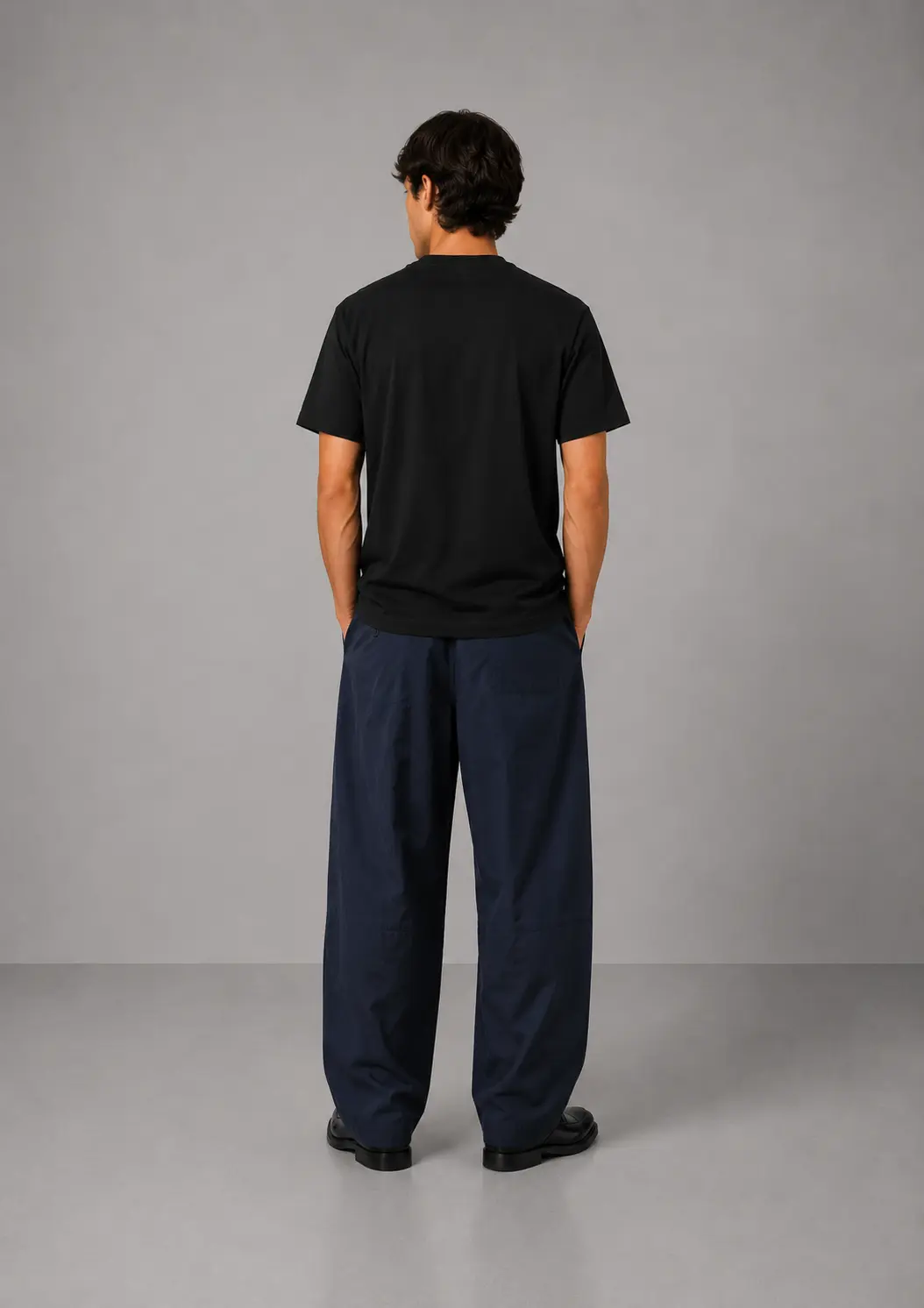 Model iført sort Aesthetik Caligo Frame Tee bagfra