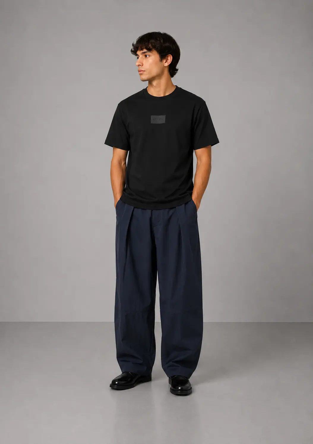 Model iført sort Aesthetik Caligo Frame Tee forfra