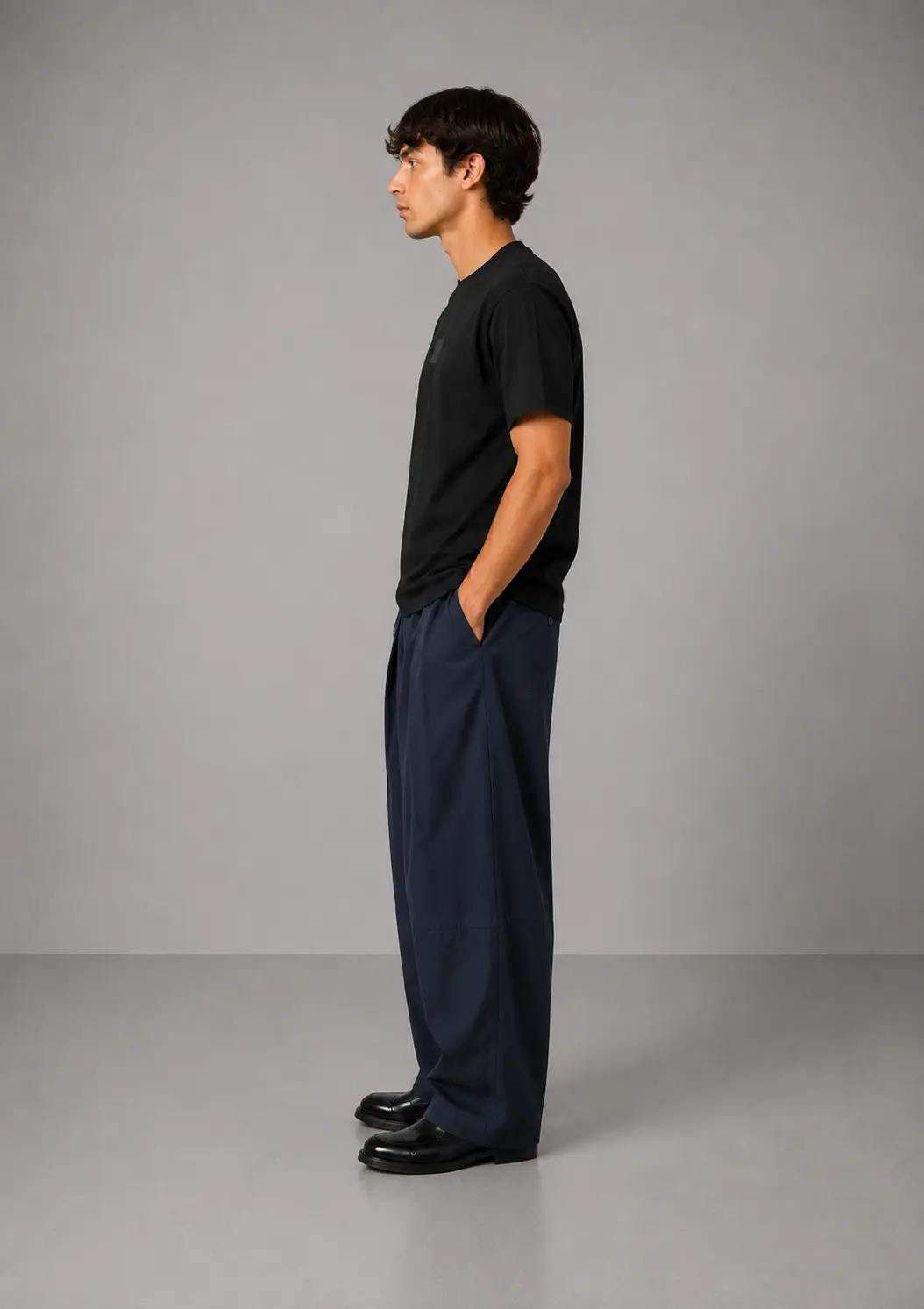 Model iført sort Aesthetik Caligo Frame Tee fra siden