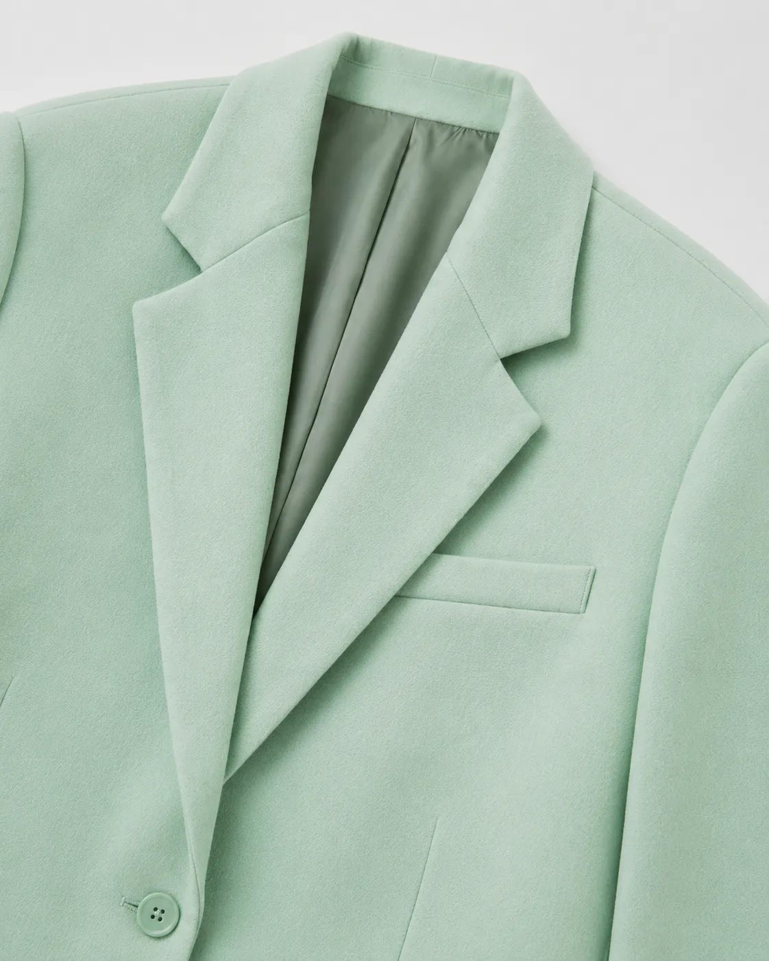 Detaljebillede af Elvéra Maison Celeste Tailored Blazer i Mint Aura med revers og brystlomme