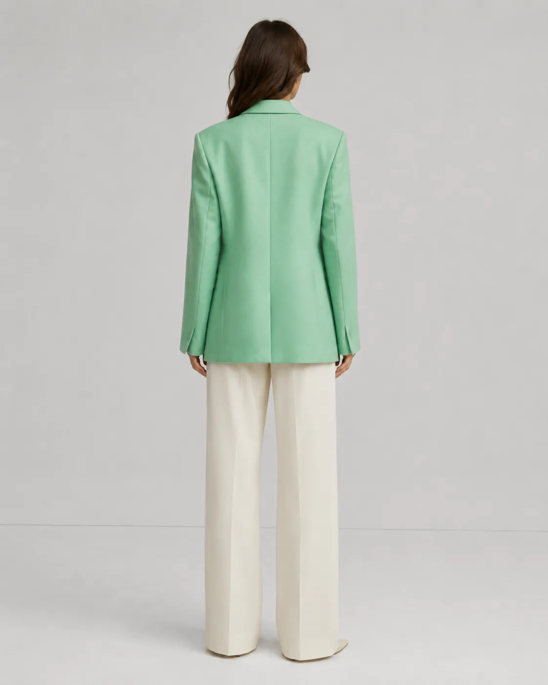Elvéra Maison Celeste Tailored Blazer i Mint Aura set bagfra på model
