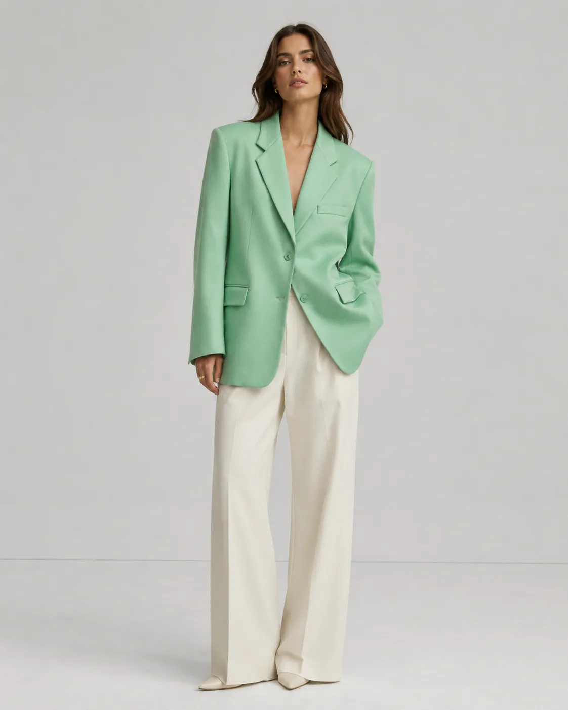Elvéra Maison Celeste Tailored Blazer i Mint Aura set forfra på model
