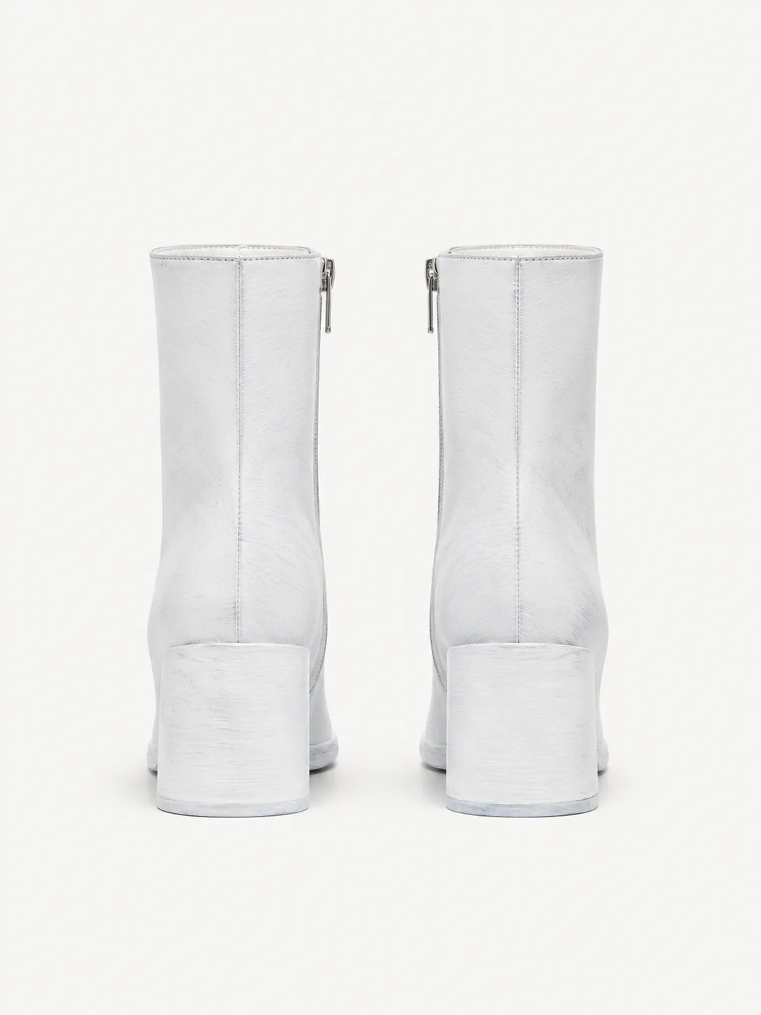 Lunelle Row Alméa Zip Boot i Chalk White set bagfra med ankelhøjt skaft, lynlåsdetalje og stabil blokhæl.