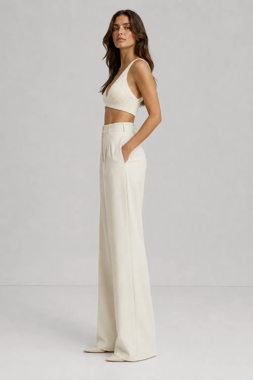 Nerelle Atelier Isola Knit Bralette i Cream Ivory set fra siden på model