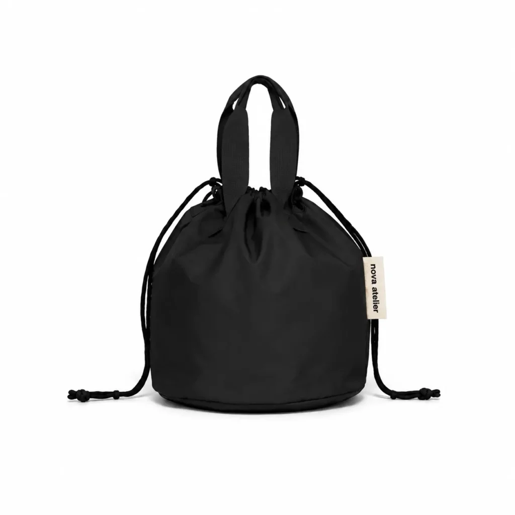 Nova Atelier Nivaro cinch pack i deep black set forfra med snørelukning, dobbelte hanke og minimalistisk design