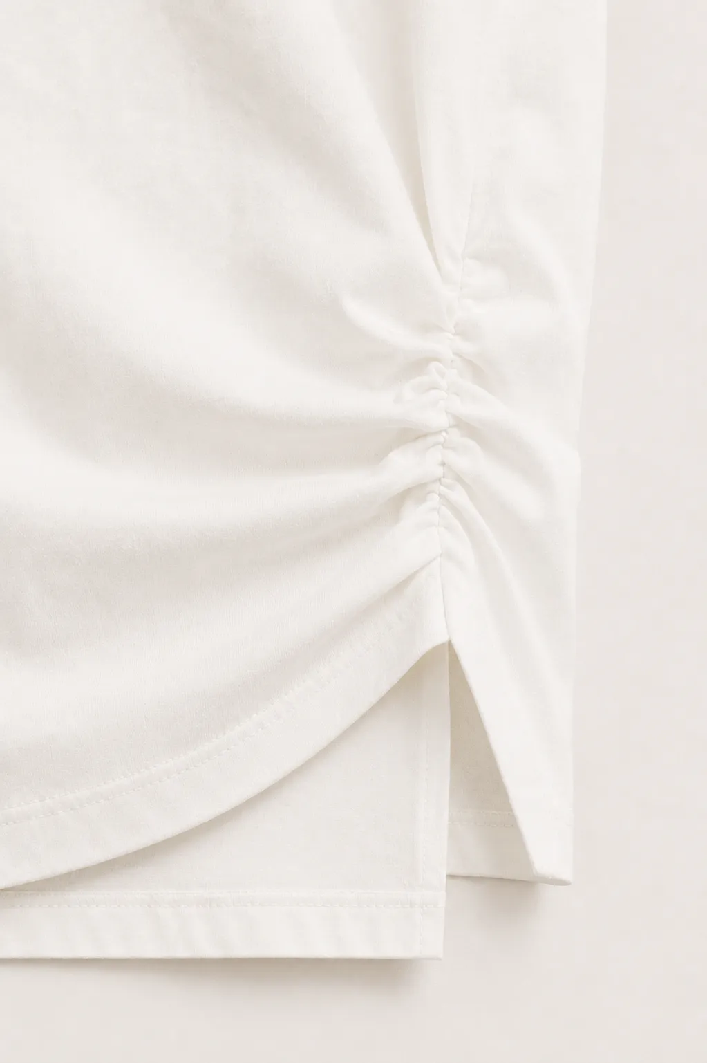 Detaljebillede af Selvani Atelier Mirelle Ruched Tee i soft ivory med ruched effekt