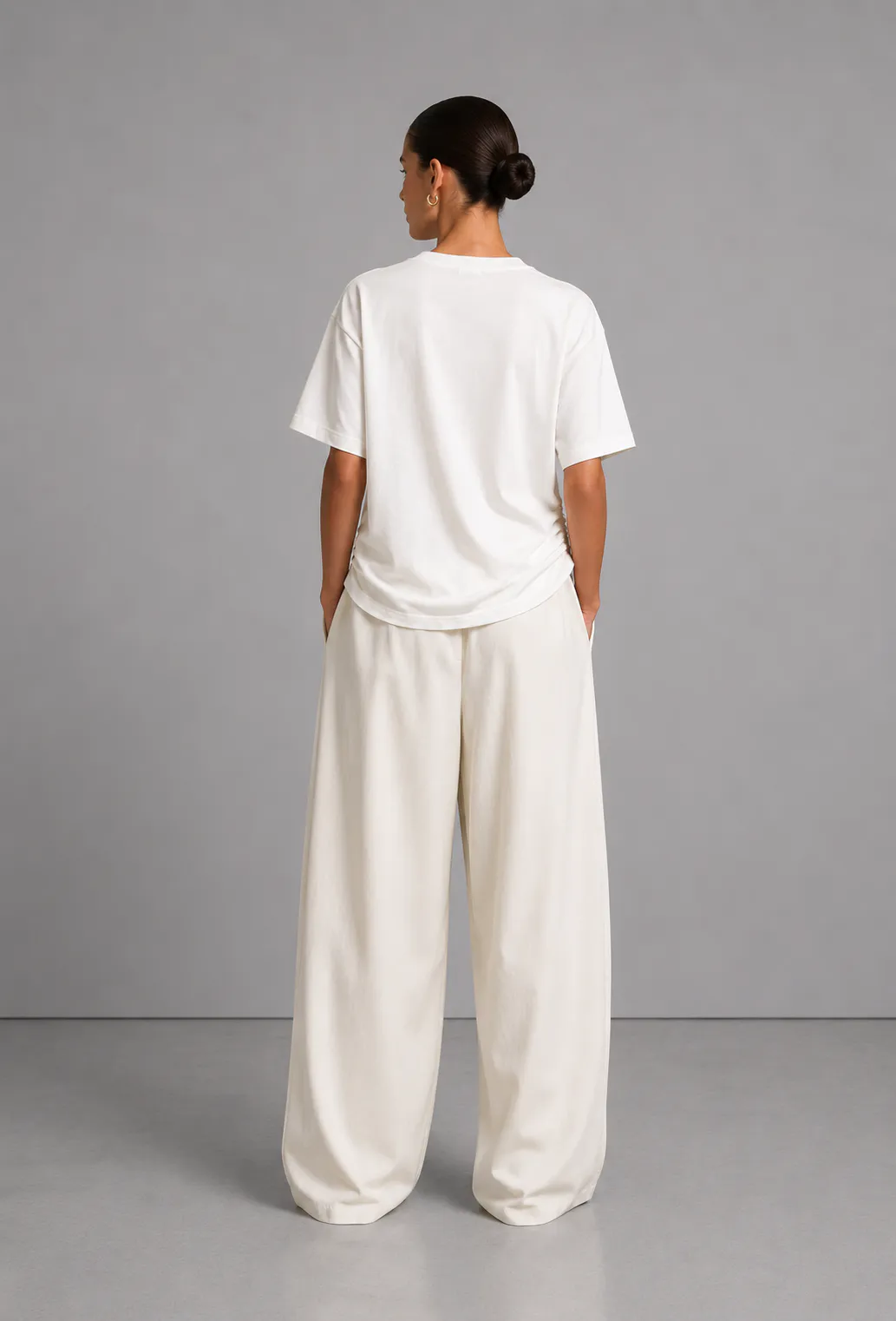 Selvani Atelier Mirelle Ruched Tee i soft ivory set bagfra på model