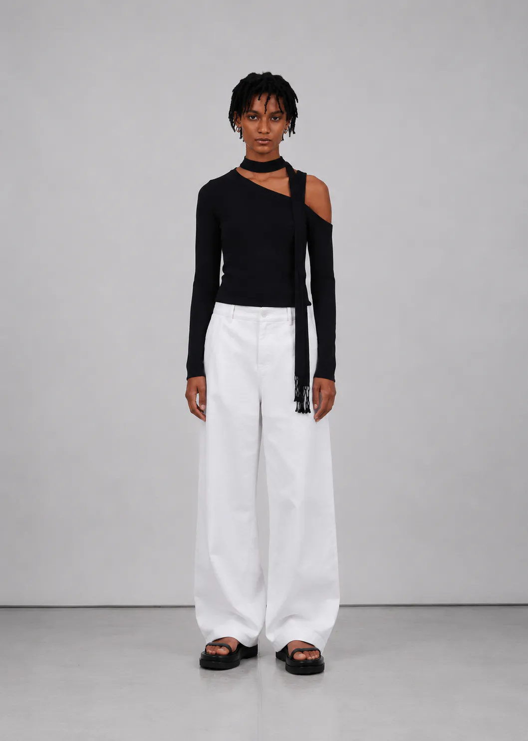 Veylan Studio Solenne Asym Top – Deep Black – Model Front