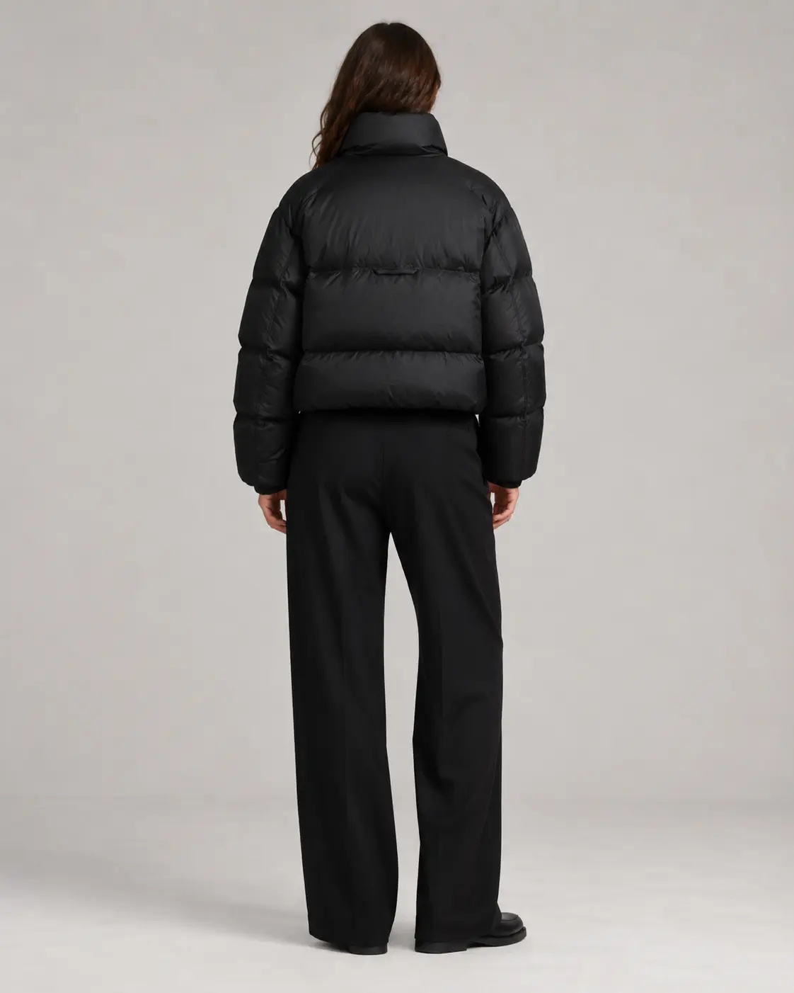 Model iført sort Veyra Studio Nocturne Cloud Puffer Jacket bagfra