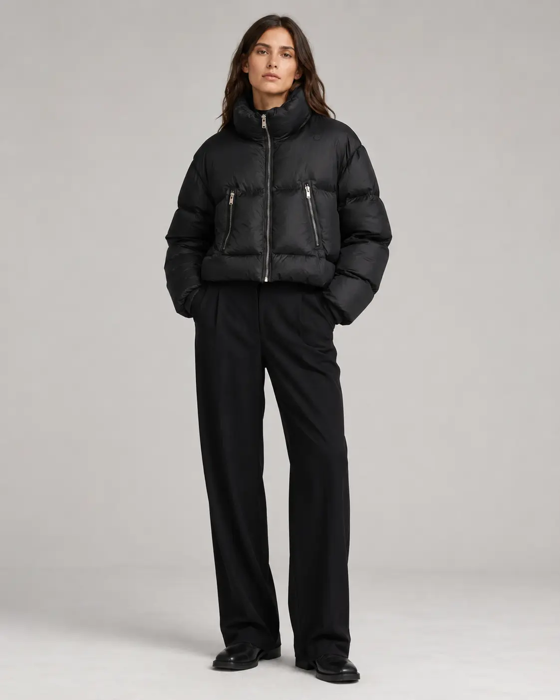 Model iført sort Veyra Studio Nocturne Cloud Puffer Jacket
