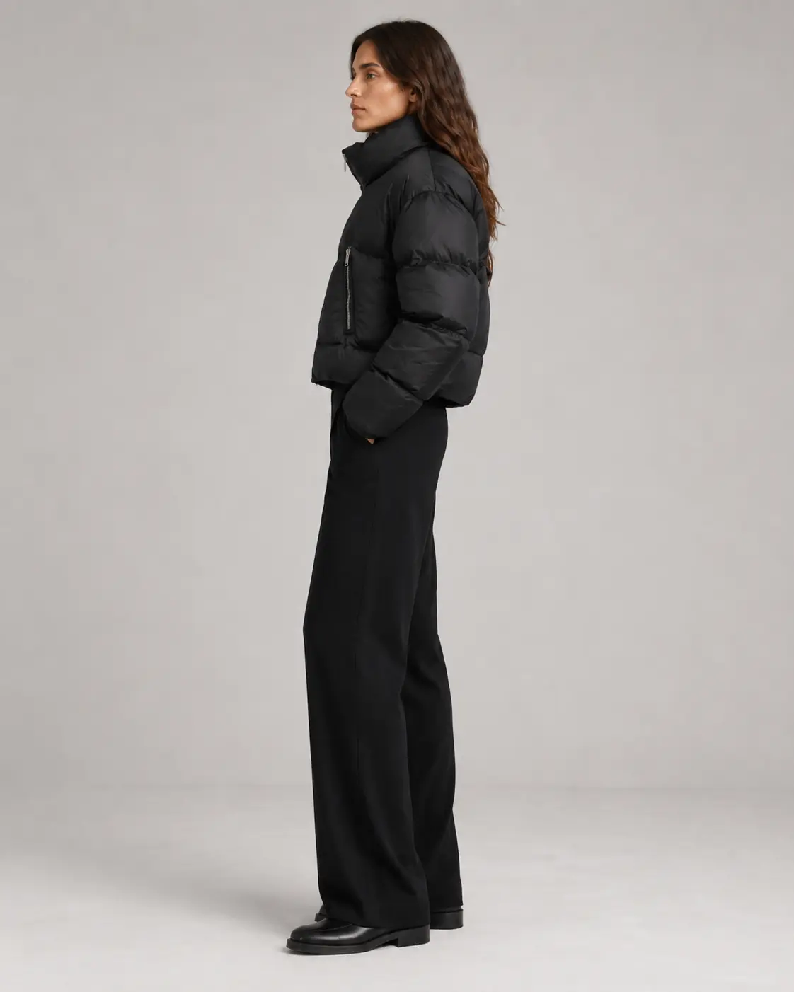 Model iført sort Veyra Studio Nocturne Cloud Puffer Jacket fra siden